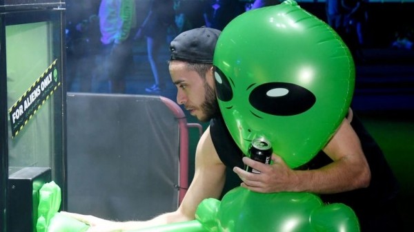 Hundreds of Earthlings descend on Area 51 after internet joke
Hundreds of Earthlings descend on Area 51 after internet joke