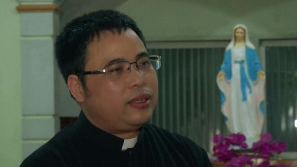 
                              Container deaths: Families say three lorries carrying more than 100 people were travelling to UK
                      