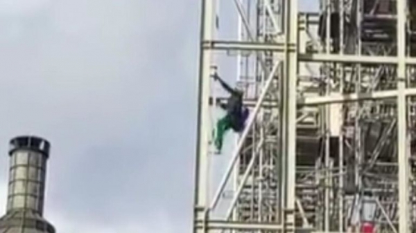 Extinction Rebellion protester arrested after three hours on Big Ben scaffolding
Extinction Rebellion protester arrested after three hours on Big Ben scaffolding