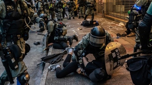 
                              Hong Kong: Violence flares again as pro-democracy protesters defy mask ban 
                      