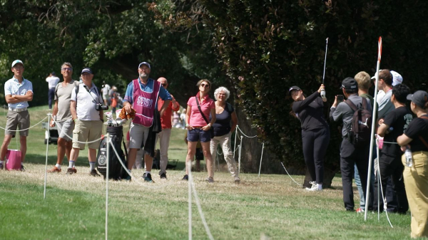 Young fan picks up ball while it’s still in play at Evian Championship – then receives signed souvenir from Angel Yin
Young fan picks up ball while it’s still in play at Evian Championship – then receives signed souvenir from Angel Yin