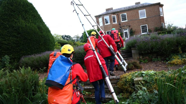 Five arrested after Greenpeace activists climb on to roof of Rishi Sunak's North Yorkshire home Five arrested after Greenpeace activists climb on to roof of Rishi Sunak's North Yorkshire home