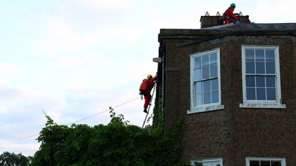 Five arrested after Greenpeace activists climb on to roof of Rishi Sunak's North Yorkshire home Five arrested after Greenpeace activists climb on to roof of Rishi Sunak's North Yorkshire home