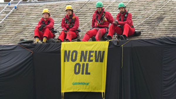Five arrested after Greenpeace activists climb on to roof of Rishi Sunak's North Yorkshire home Five arrested after Greenpeace activists climb on to roof of Rishi Sunak's North Yorkshire home